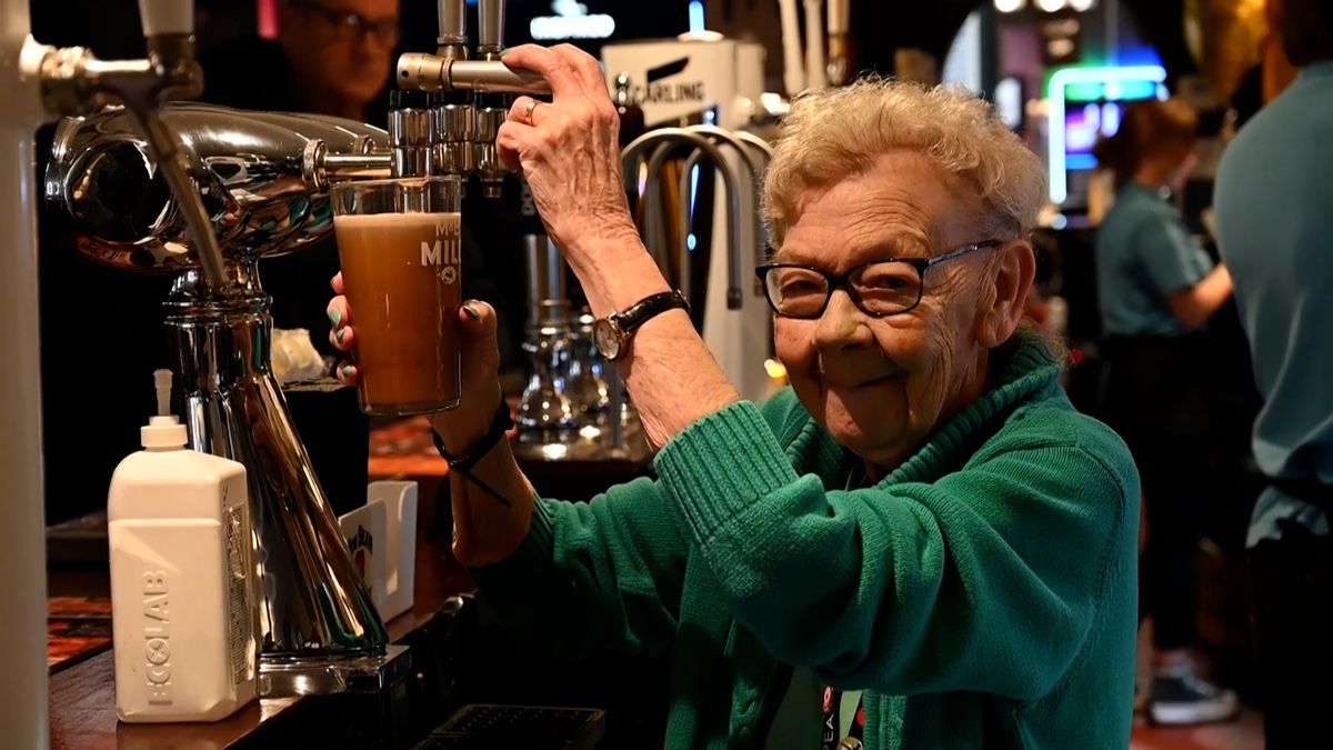 Dvaaosmdesátiletá britská barmanka stále čepuje pivo a vyhazuje z lokálu výtržníky